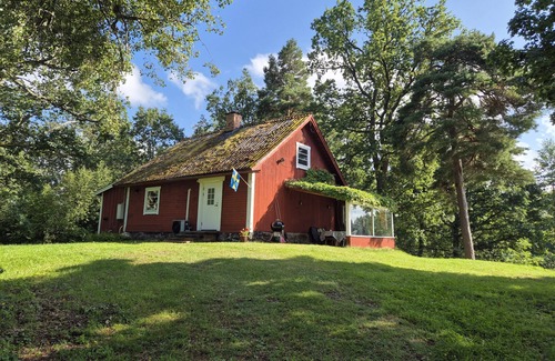 Rimbo House | Cottage on the lake with grazing horses as neighbors