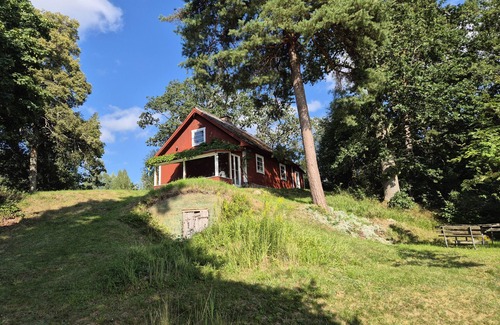 Rimbo House | Cottage on the lake with grazing horses as neighbors