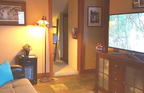 Le Claire House | Cottage on the Mississippi Venue and dog friendly