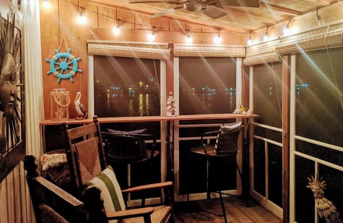 Le Claire House | Cottage on the Mississippi Venue and dog friendly