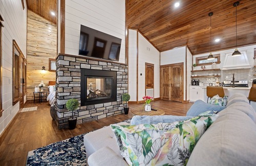 Broken Bow Cabin | Cottage on the Pond: Hot Tub, Patio, Fishing