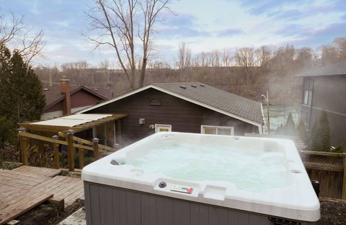 St. Catharines House | Cottage on the Water