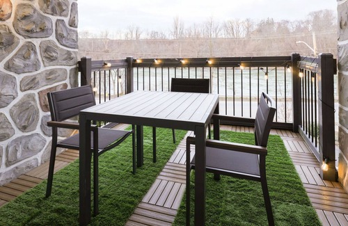 St. Catharines House | Cottage on the Water