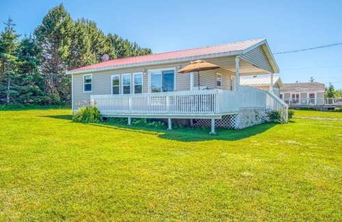 Lower Montague Cottage | Cottage Overlooking the Ocean with