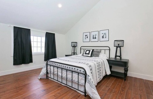 Crescent Hill House | Cottage Park Carriage House. Rest & Explore with Hollyhock
