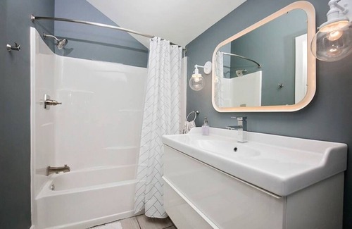 Crescent Hill House | Cottage Park Carriage House. Rest & Explore with Hollyhock