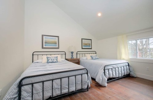 Crescent Hill House | Cottage Park Carriage House. Rest & Explore with Hollyhock