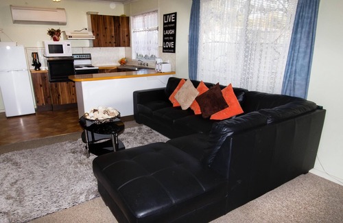 Manilla House | Cottage plus Caravan Stay close to CBD - FREE WiFi - Pet Friendly - Paragliding - Nature - Lake Keepit - Country Music