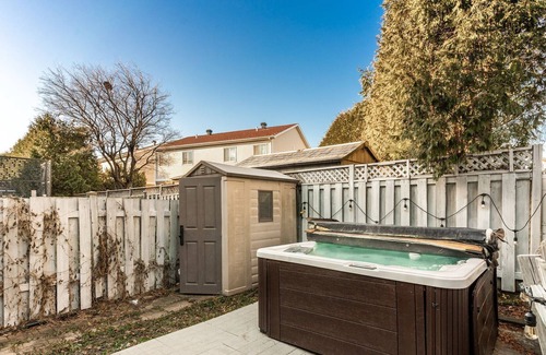 Brossard House | Cottage private spa & pool table
