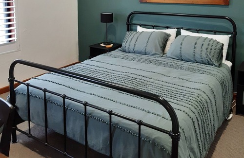 Yahl Cottage | Cottage - renovated with lounge, bedroom, bathroom and kitchenette