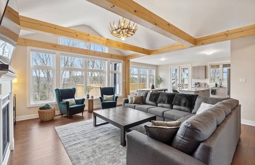 Dwight House | Cottage Retreat near Algonquin Park, Skiing, Hiking and Golfing with Game Room.