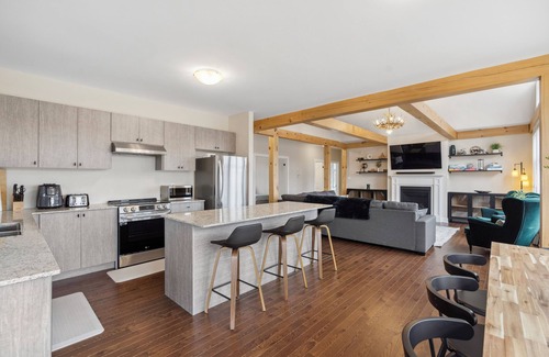Dwight House | Cottage Retreat near Algonquin Park, Skiing, Hiking and Golfing with Game Room.
