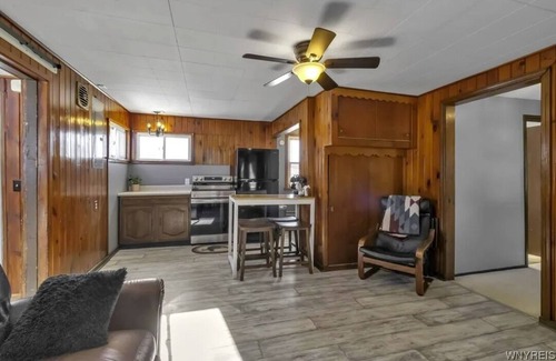 Castile House | Cottage Retreat On Silver Lake