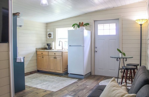 Naples Cottage | Cottage retreat with walking distance to the Dock 🐠