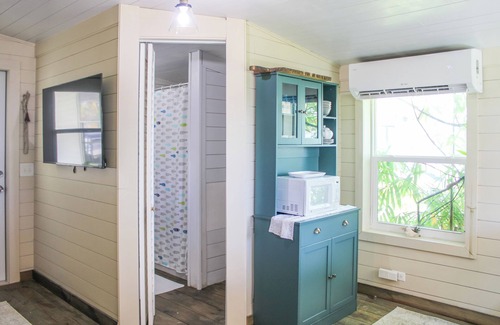 Naples Cottage | Cottage retreat with walking distance to the Dock 🐠