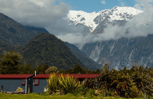Franz Josef Glacier Cottage | Cottage Rua offers spectacular mountain views right from the patio