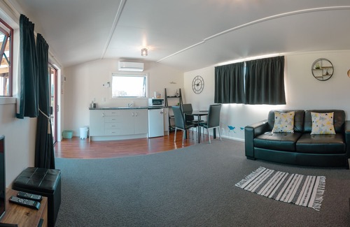 Franz Josef Glacier Cottage | Cottage Rua offers spectacular mountain views right from the patio