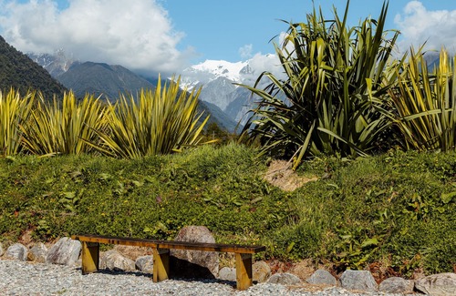 Franz Josef Glacier Cottage | Cottage Rua offers spectacular mountain views right from the patio