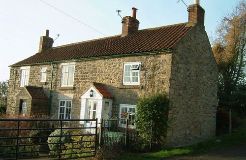 Scawton Cottage | Cottage Sleeps3-fireplace-balcony-garden-mountain
