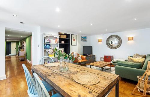 Campden Apartment | Cottage Style Three Bedroom House