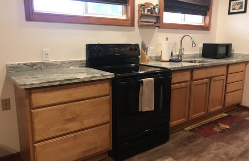 Laie House | Cottage-Very Close to Beach-Quiet A/C-Full Kitchen with Range/Oven-Deck-Laundry