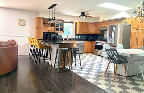 Thames Centre House | Cottage vibes! Cozy group retreat with pool and hot tub