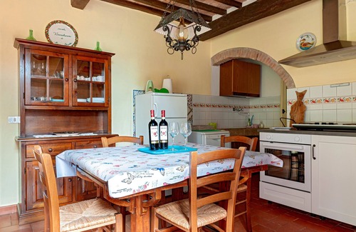 Chianni Cottage | Cottage 'Vinombrosa' with Private Pool, Wi-Fi and Air Conditioning