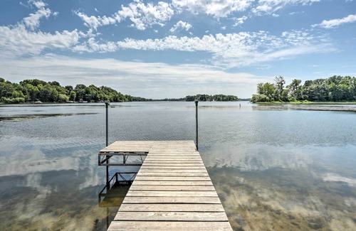 Lindstrom Cottage | Cottage w/ Deck Situated on South Center Lake