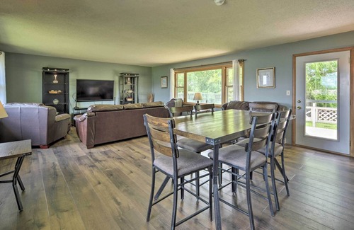 Lindstrom Cottage | Cottage w/ Deck Situated on South Center Lake