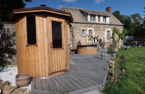 Les Moutiers-en-Cinglais Villa | Cottage with Hot Tube & private Sauna with panoramic view