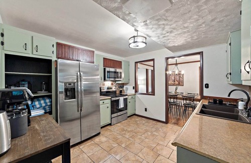 Kabletown Cottage | Cottage w/Hot Tub and 100-Mile Valley Views!