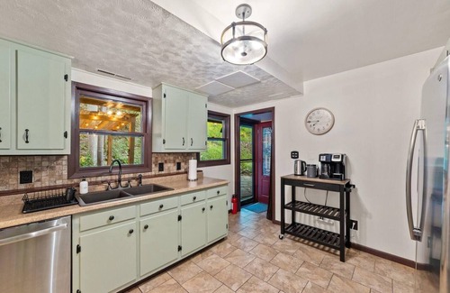 Kabletown Cottage | Cottage w/Hot Tub and 100-Mile Valley Views!