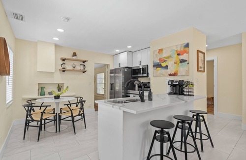 Riverside Park House | Cottage w Peacocks Managed by BNR Vacation Rentals