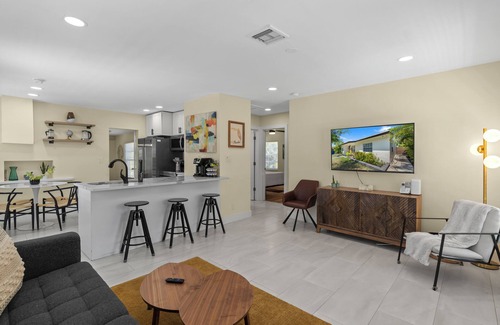 Riverside Park House | Cottage w Peacocks Managed by BNR Vacation Rentals