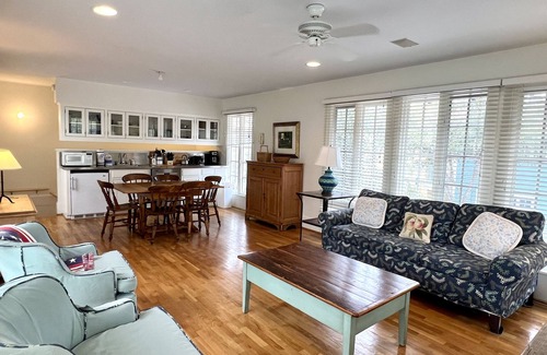 Wiregrass Meadows House | Cottage w/Prime Location 4 Mins to Beach in Seaside, Porch + 2 Adult Bikes