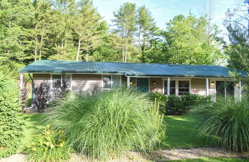 Nelsonville Cottage | Cottage w/Yard + Grill ~ 21 Mi to Hocking Hills!