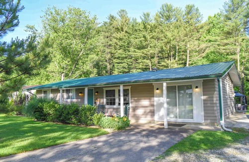 Nelsonville Cottage | Cottage w/Yard + Grill ~ 21 Mi to Hocking Hills!