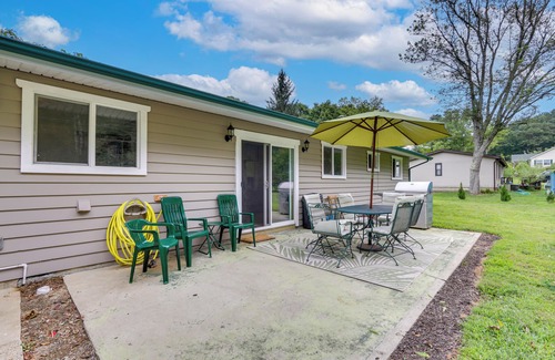 Nelsonville Cottage | Cottage w/Yard + Grill ~ 21 Mi to Hocking Hills!
