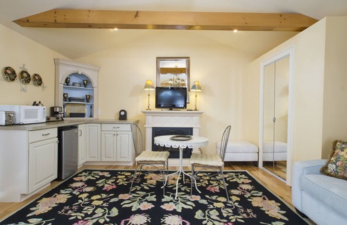 Fifth Ward Cottage | Cottage - Walk to the Mansions, Cliff Walk, Reject's Beach, Tesla charger