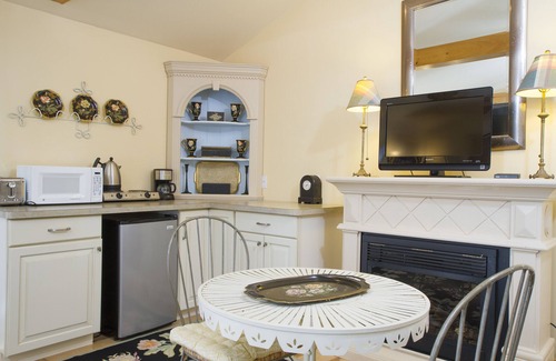 Fifth Ward Cottage | Cottage - Walk to the Mansions, Cliff Walk, Reject's Beach, Tesla charger