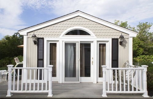 Fifth Ward Cottage | Cottage - Walk to the Mansions, Cliff Walk, Reject's Beach, Tesla charger