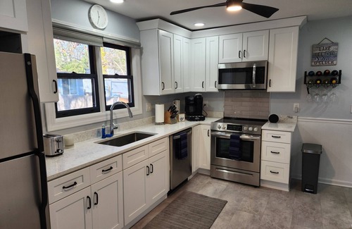 Zenda House | Cottage walking distance to Lake Geneva!