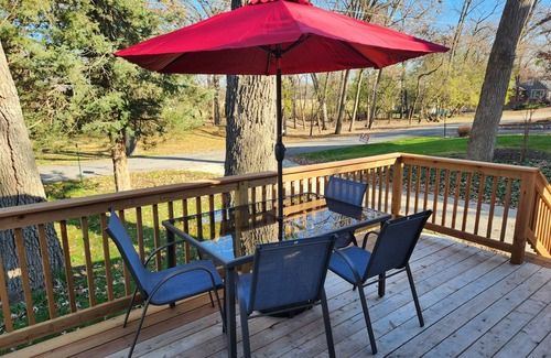 Zenda House | Cottage walking distance to Lake Geneva!