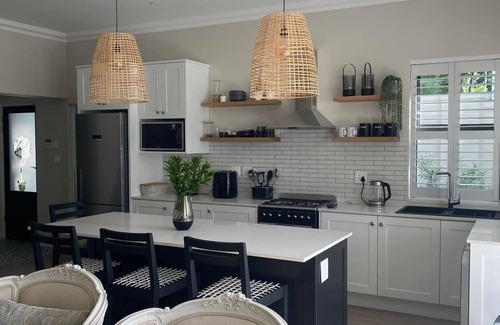 Constantia Cottage | Cottage with beautiful Mountain Views and a pool