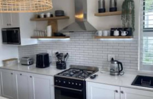 Constantia Cottage | Cottage with beautiful Mountain Views and a pool