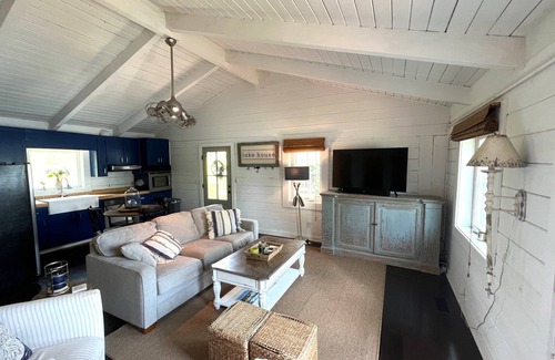 Crane Hill Cottage | Cottage with big water views Smith Lake. Firepit/Outdoor Games. Private Dock.