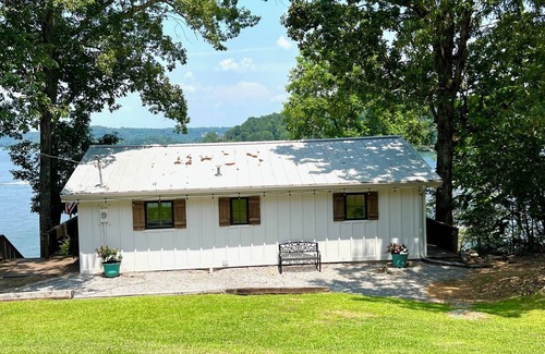 Crane Hill Cottage | Cottage with big water views Smith Lake. Firepit/Outdoor Games. Private Dock.