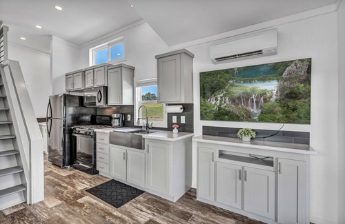 Brenham Cottage | Cottage with Bunk Beds - Includes 1 queen bed in the master, 2 bunk beds and 1 queen bed in the loft. A fully equipped kitchen, dining area, private bath and shower, TVs, Wifi, all utilities, access to all resort amenities. This cottage is pet friend