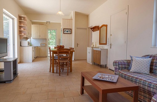 Melissopetra House | Cottage with garden and sea view