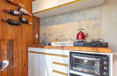 Tres Coroas Ski Chalet | Cottage with Hot Tub Near Buddhist Temple
